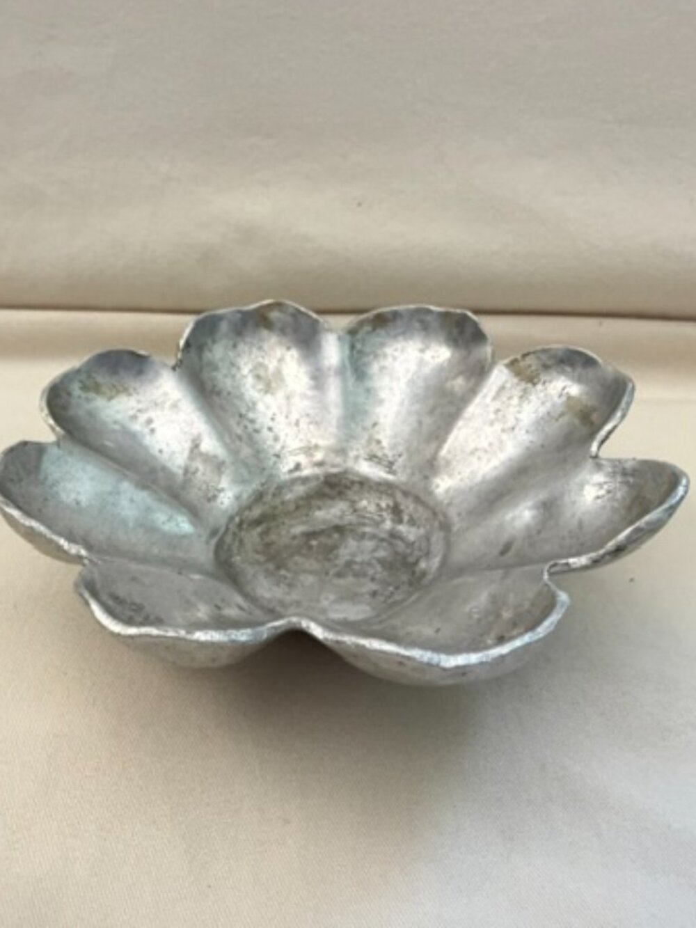 Vintage Aluminum Flower Cake Mold - Picture 4 of 6